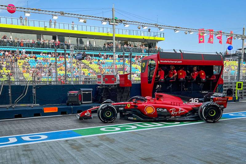Kierowcy Ferrari przed Verstappenem po pierwszym treningu na torze Marina Bay