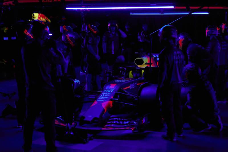 Red Bull popisał się zmianą kół w kompletnej ciemności