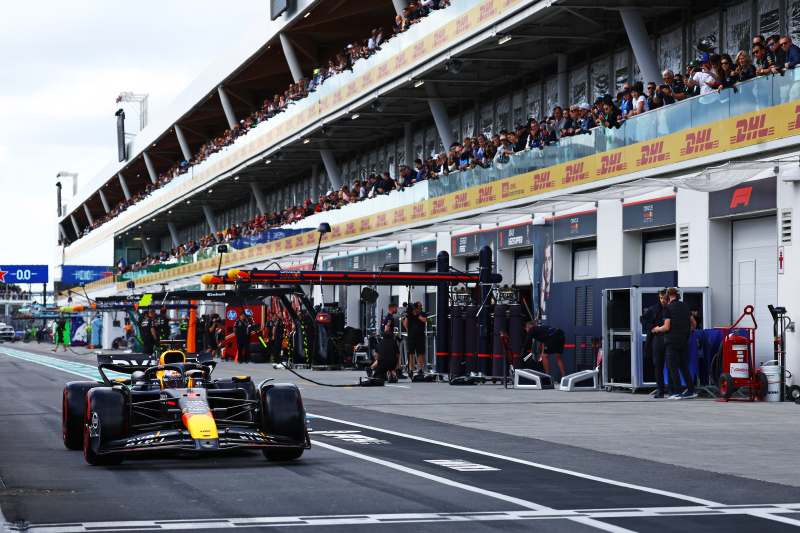 Verstappen wykręcił czas na zdobycie pole position, a Perez odpadł w Q1