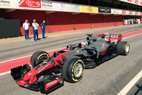 Bolid Haas VF-17 na torze pod Barceloną