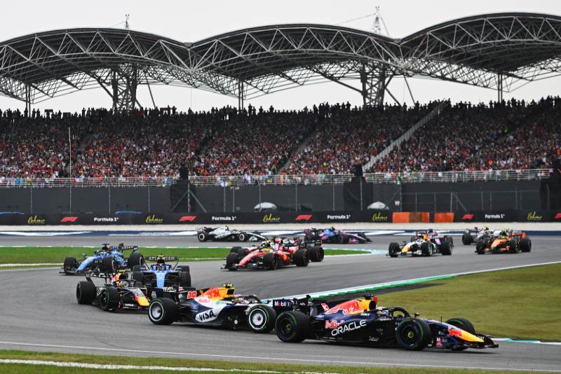 FIA przeprosiła kibiców za chaos z początku wyścigu