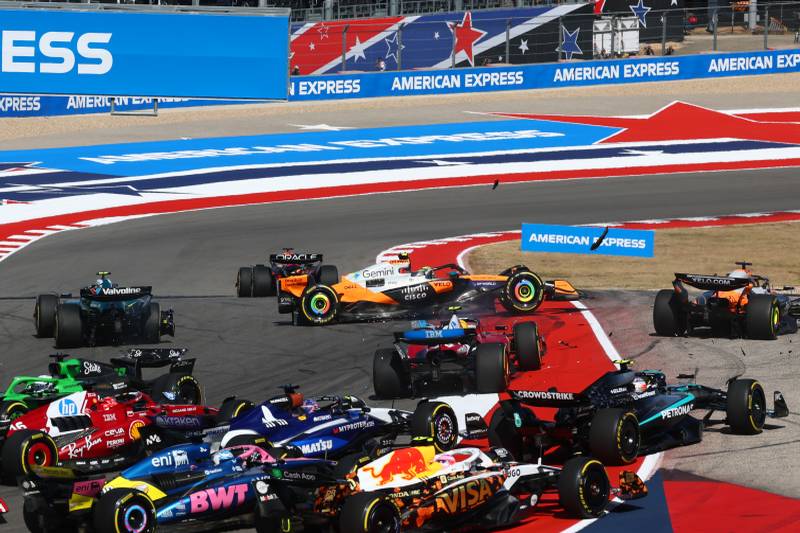 Szarża Piastriego w pierwszym zakręcie doprowadziła do kolejnej kolizji między McLarenami