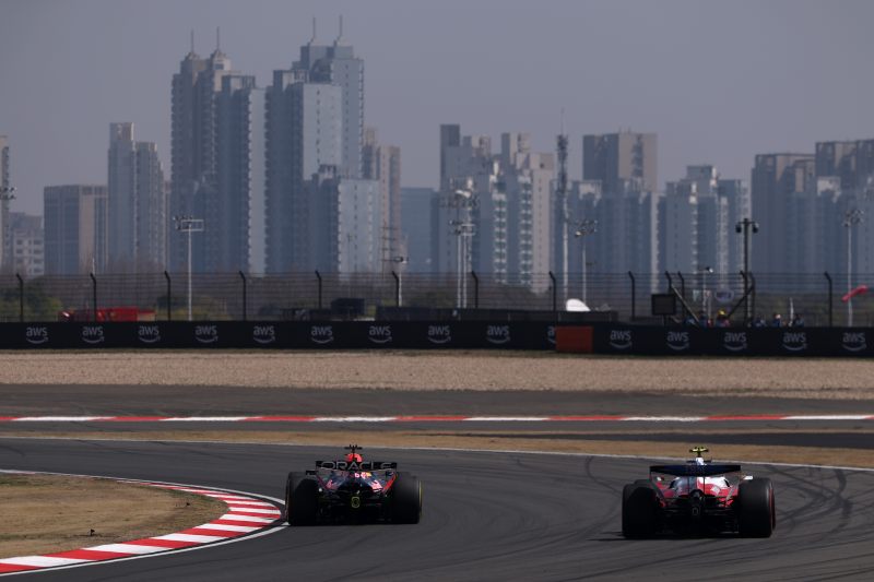 Ferrari sprawdzi poprawki silnika i paliwa w Austrii. Red Bull znacząco odchudzi swój bolid