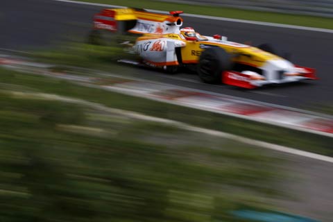 Alonso błyszczy przed własną publicznością