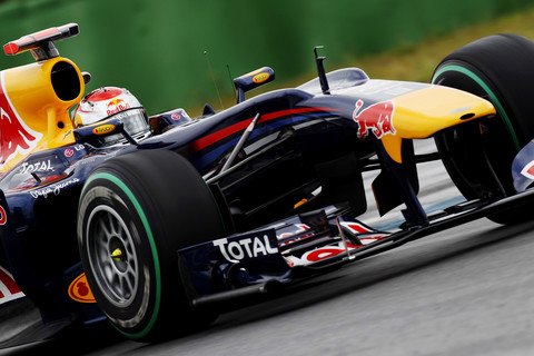 Vettel wygrywa o włos z Alonso