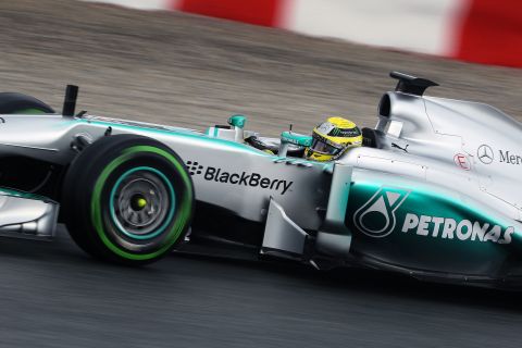 Mercedes deklasuje rywali pod Barceloną