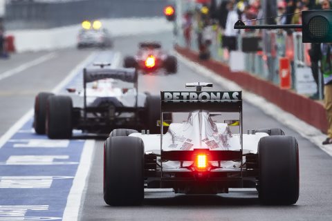 Będą obowiązkowe dwa pit stopy na wyścig?