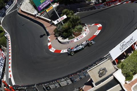 Rosberg wygrywa z Hamiltonem na swoim podwórku