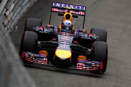 Problemy Vettela, pościg Ricciardo