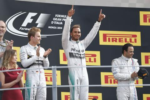 Hamilton mimo słabego startu wygrywa na Monzie 