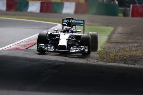 Mercedes utrzymuje tempo na Suzuce