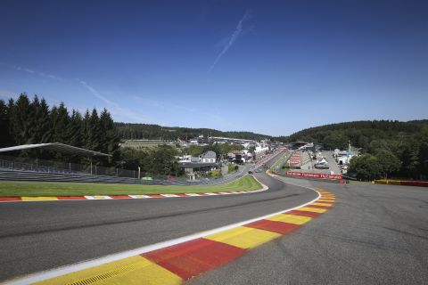 FIA usuwa krawężniki ze szczytu Eau Rouge