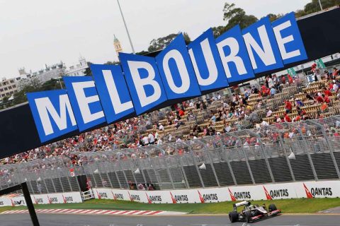 Melbourne przywitało kierowców zmienną pogodą