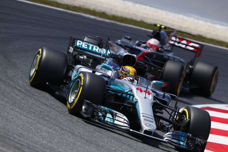 Mercedes strategicznie ograł Ferrari w Hiszpanii