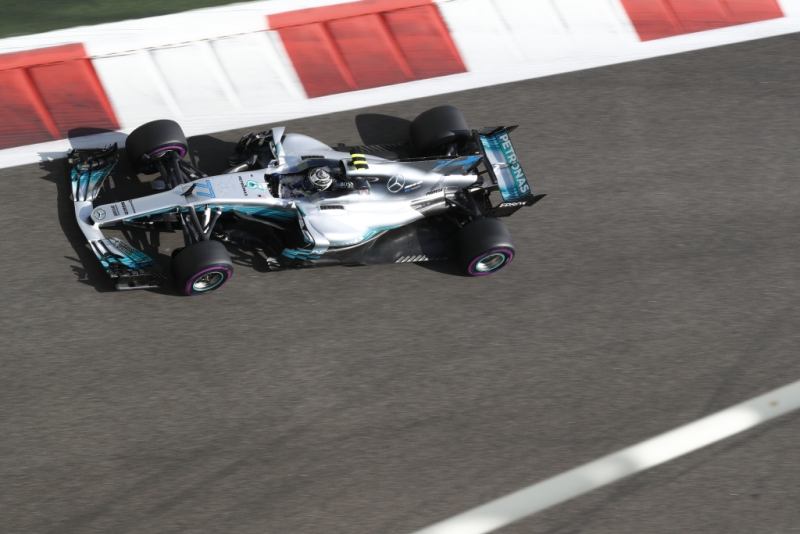 Q1: Bottas przed Hamiltonem