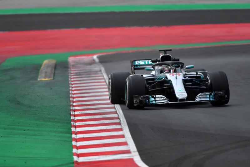 Hamilton kończy pierwszą turę testów z najlepszym czasem