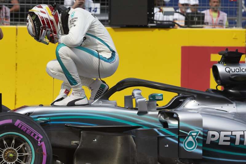 Hamilton zdobył pole position po zaciętym pojedynku z Vettelem