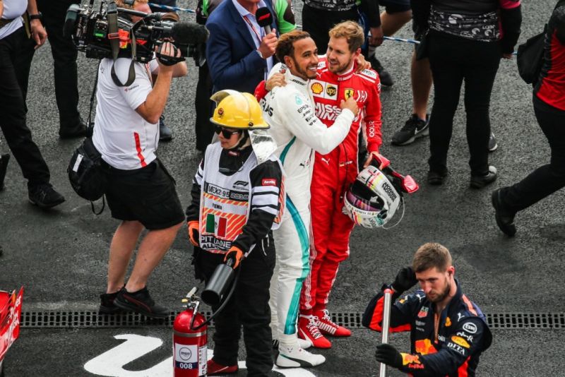 Hamilton i Vettel wymienili się kaskami