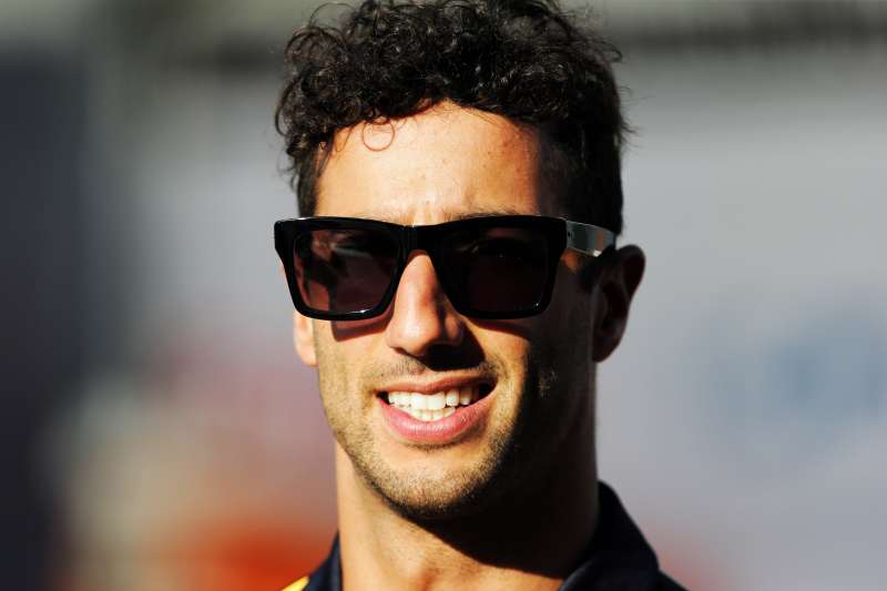 Ricciardo docenia klasę Hulkenberga