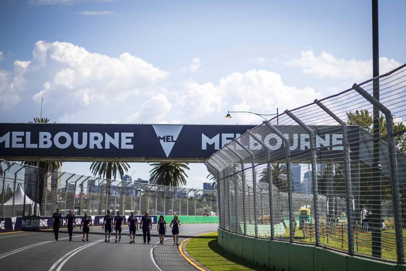 Formuła 1, przy niemałym chaosie, w ostatniej chwili odwołała GP Australii