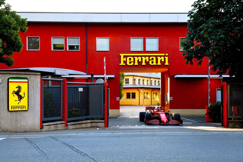 Leclerc wyjechał bolidem SF1000 na ulice Maranello