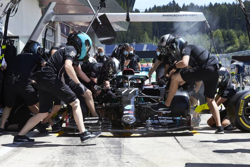 Bottas wygrał czasówkę z Hamiltonem, ale to Red Bull ma przewagę strategii