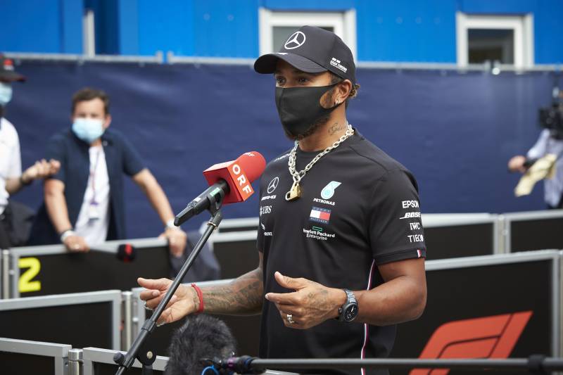 Q1: Hamilton przed Verstappen i Norrisem na mokrym torze