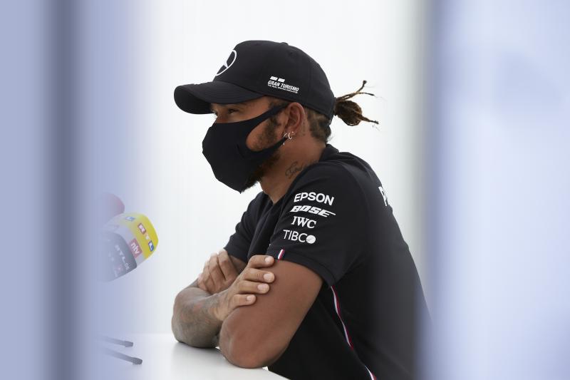 Hamilton w pięknym stylu wygrał mokrą czasówkę przed GP Styrii