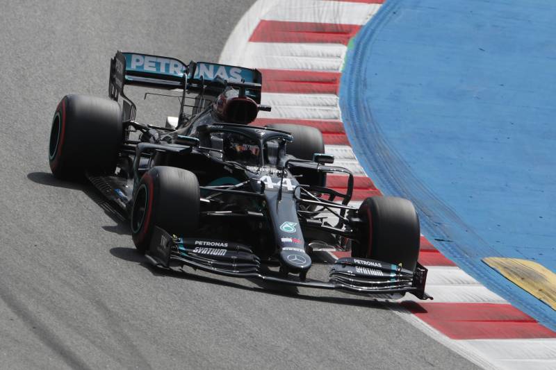 Q2: Mercedes przed Verstappenem