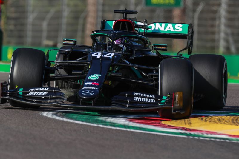 Q1: Hamilton najszybszy, ale FIA stoi na straży limitów torów