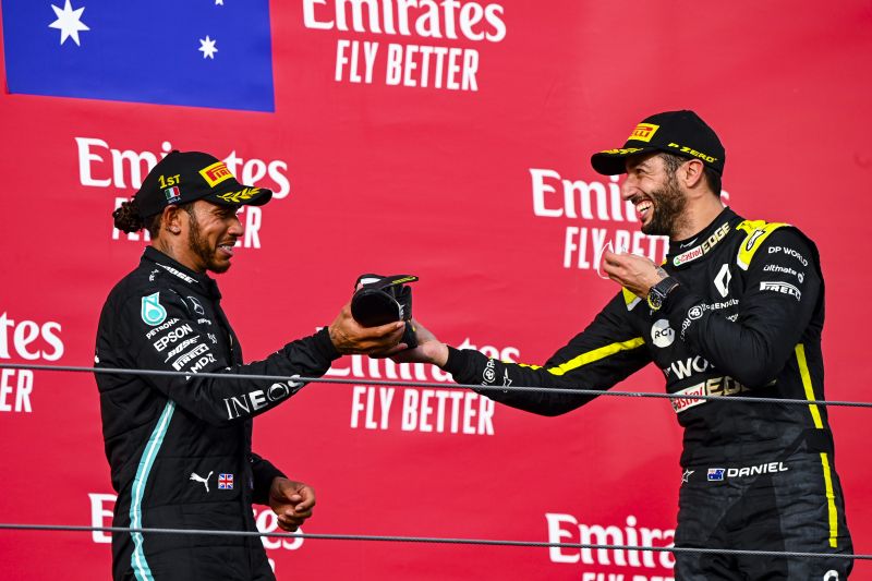 Hamilton: szampan z buta Ricciardo nie smakował najlepiej