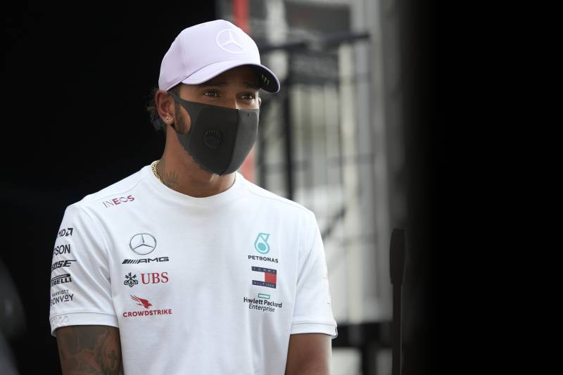 Hamilton "wielokrotnie" rozmawiał z Ferrari