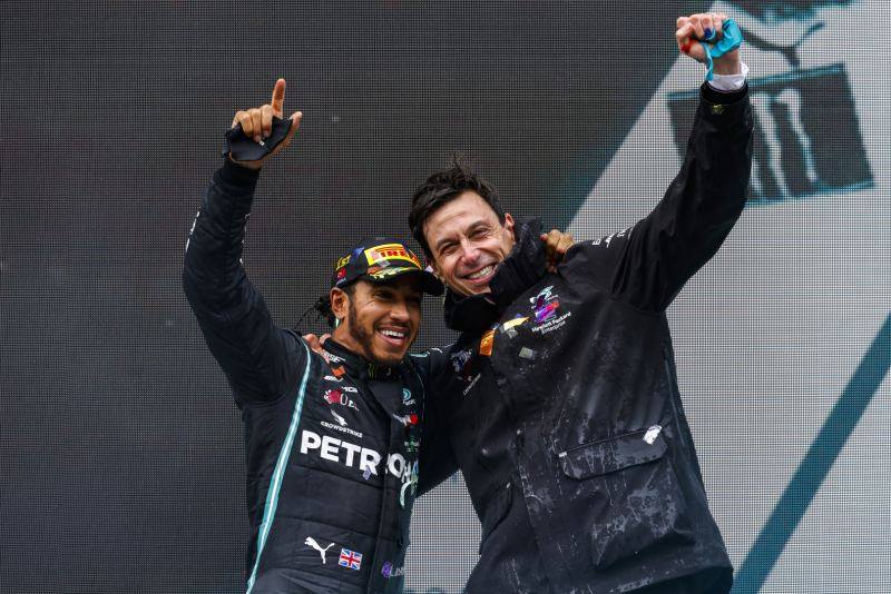 Hamilton i Mercedes dalej grają w kontraktowe szachy