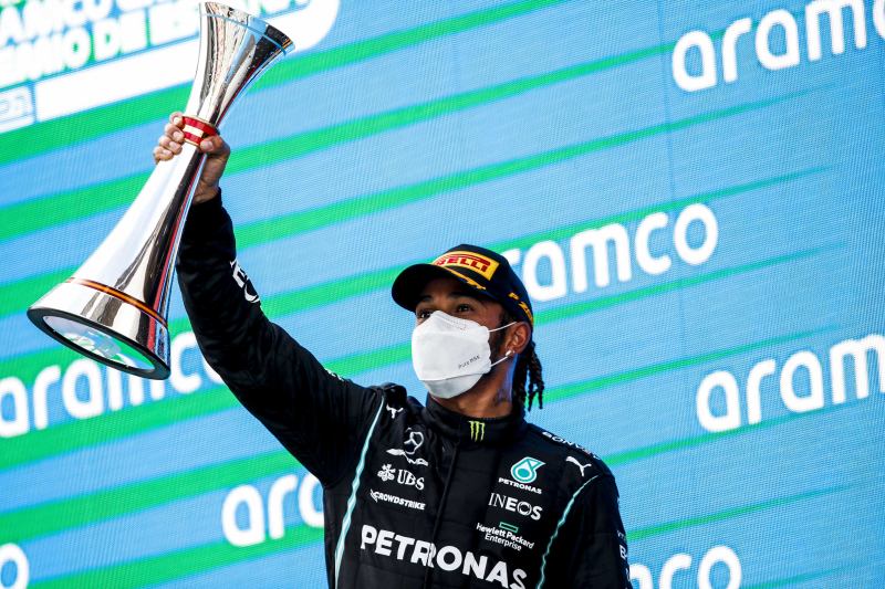 Lewis: Max miał bardziej nagumowane pole, ale zespół świetnie to rozegrał