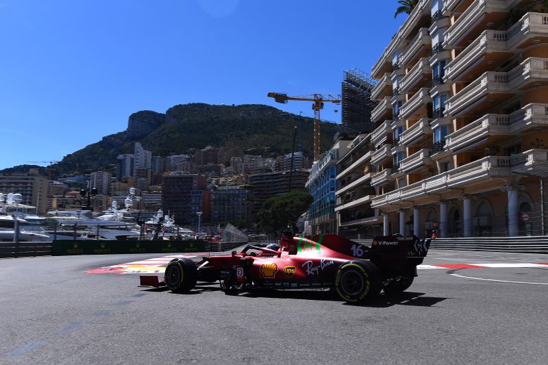 Leclerc sięgnął po pole position... ale rozbił przy tym swoje Ferrari.