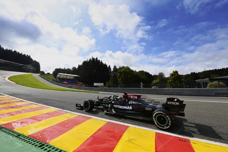 Hamilton: wyboje na Eau Rouge zniszczyły ten zakręt