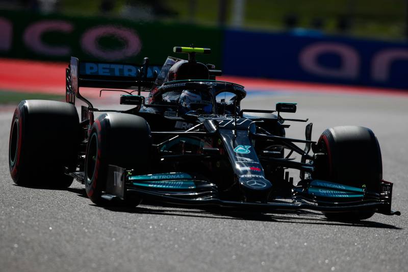 Bottas i Hamilton na suchym torze w Soczi dyktują tempo