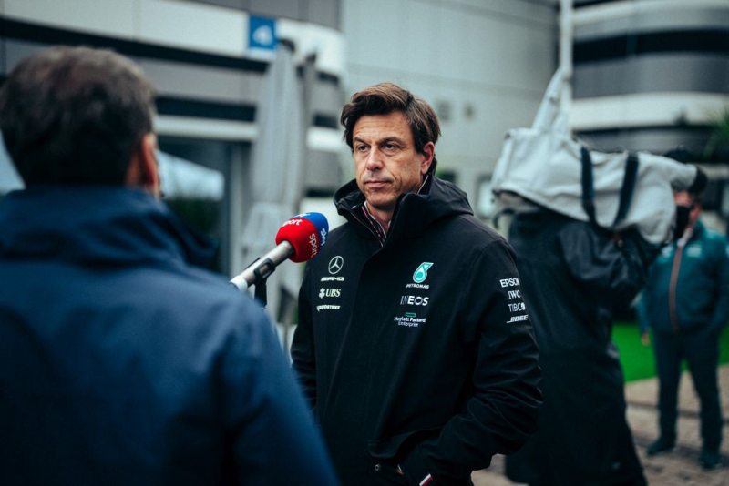 Wolff: nasi stratedzy byli "nieugięci" i nakazali Lewisowi zjechać do boksu