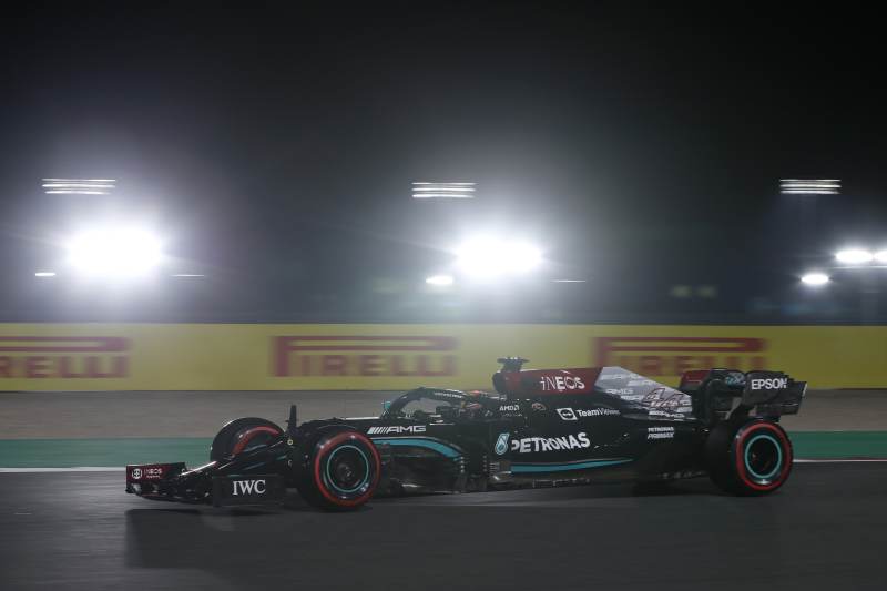 Q1: Hamilton przed Verstappenem i Bottasem