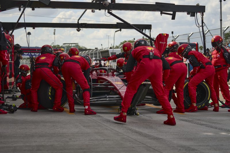 Binotto wyjawił, dlaczego Leclerc i Sainz nie zjechali na pit-stop