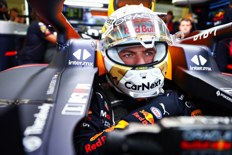 Q1: Verstappen i Leclerc wymieniają się ciosami na mokrym torze