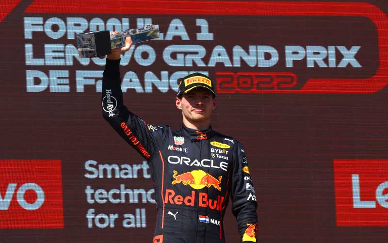 Verstappen wykorzystuje dramat Leclerca we Francji 
