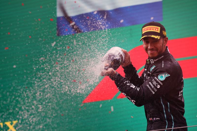 Hamilton wycofuje się z określenia Red Bulla "firmą tylko od napojów"