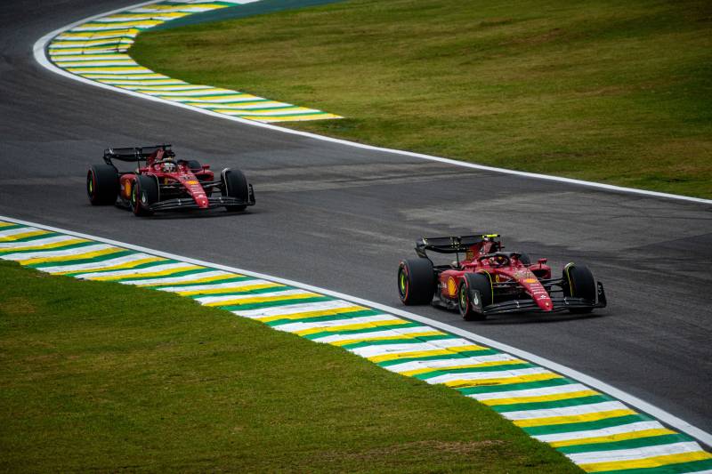 Ferrari tradycyjnie już zawaliło strategię u Leclerca