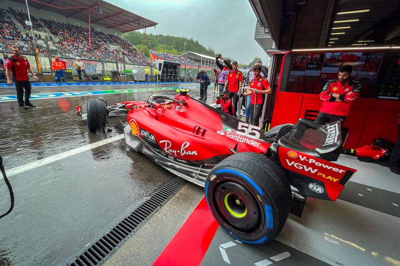 Sainz najszybszy na mokrym torze w Spa-Francorchamps