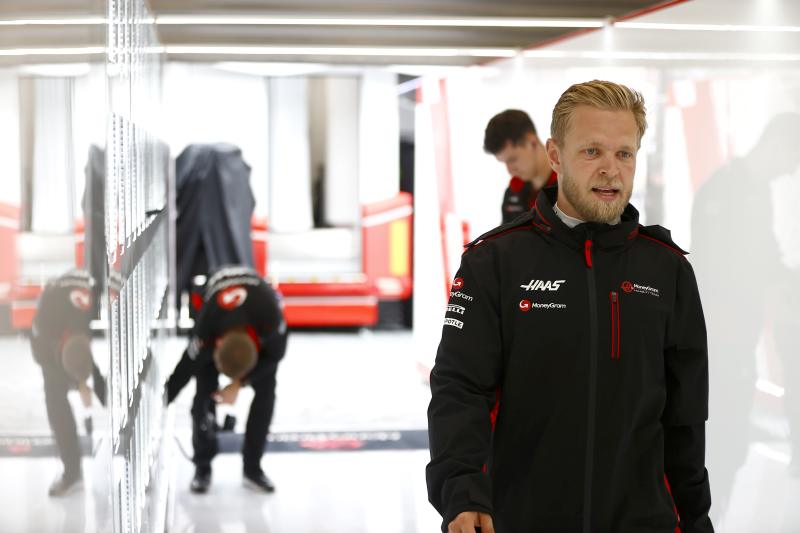 Magnussen przesunięty na starcie, Hamilton uniknął kary