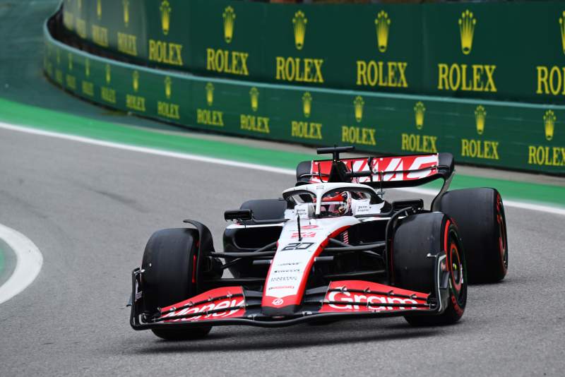 Magnussen narzeka na blokujące Ferrari