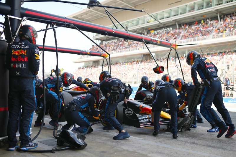 Red Bull pod sporą presją ze strony rywali wykonał jeden z szybszych pit stopów