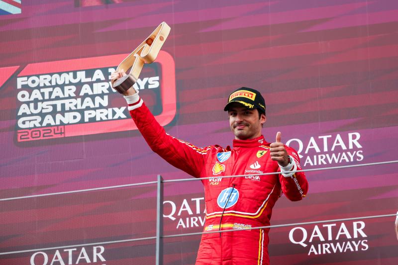 Leclerc bez punktów, Sainz na podium