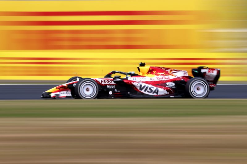 Testy opon Pirelli na Suzuce: deszczowe warunki, kraksa Lindblada